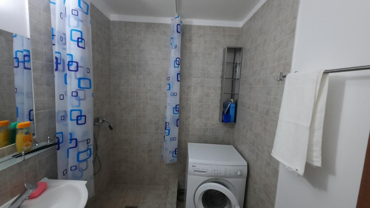 Lovely 1 Bedroom Apartment With Free Street Parking Bucarest Exterior foto