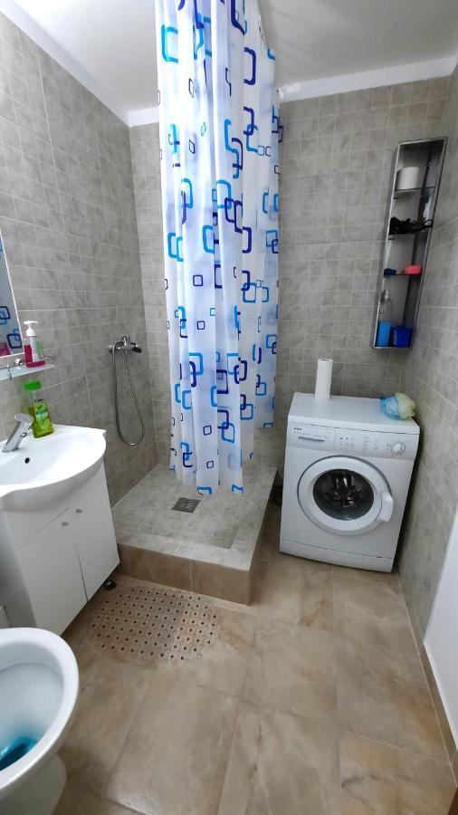 Lovely 1 Bedroom Apartment With Free Street Parking Bucarest Exterior foto