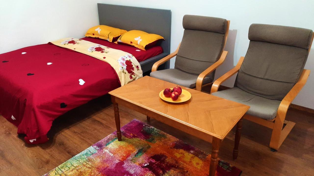 Lovely 1 Bedroom Apartment With Free Street Parking Bucarest Exterior foto